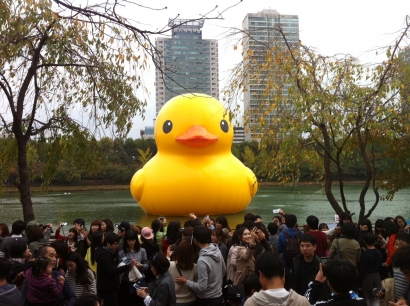 The Giant Rubber Duck Menyapa Seoul, Korea Selatan