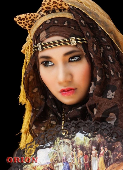 Dera Debila, Model Berhijab yang Doyan Rujak