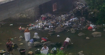 Sampah di Sungai Mengancam Masyarakat