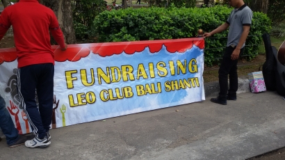 Leo Club Bali Shanti Lakukan Aksi Ngamen di Kawasan CFD Renon untuk Bantuan Renovasi Sekolah