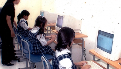 Computer Lab Saint Monica School – Mengenalkan Teknologi Pada Anak