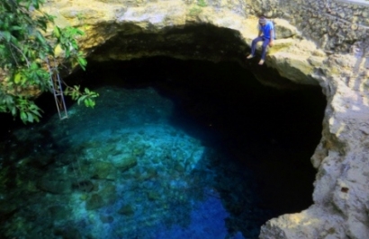 Sink Hole Indah Berwarna Biru Itu Bernama Pusat Laut!