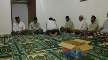 Komunitas Ngaji Al-Fatih Berikan Donasi Al-Qur’an & Alat Kebersihan di Musholla Al-Hidayah