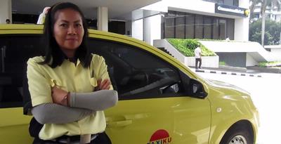 Sopir Taksi Perempuan Mencari Tantangan di Balik Kemudi