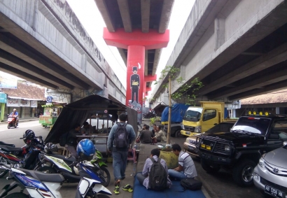 Makan Siang yang Berbeda di Kolong Jalan Layang Yogyakarta