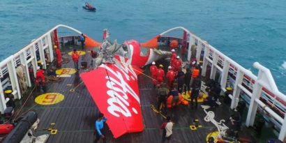 Sukses Evakuasi Ekor Pesawat AirAsia QZ8501