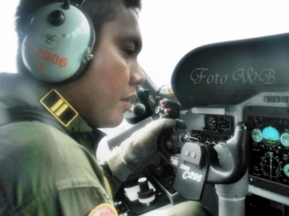 Kapten Pilot Muda CN295, Lettu Suma, Penemu Jenazah Pertama korban AirAsia QZ 8501