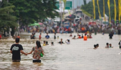 5 Tingkah Anak Muda Saat Banjir Melanda