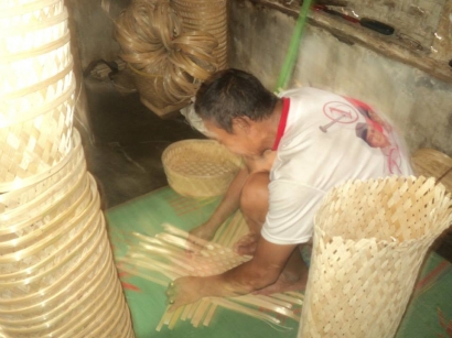Kang Ojak Pengrajin Anyaman Bambu Parcel di Tasikmalaya "Perlu Modal"