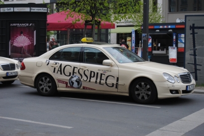 Taksi Mercedes di Jalanan Berlin